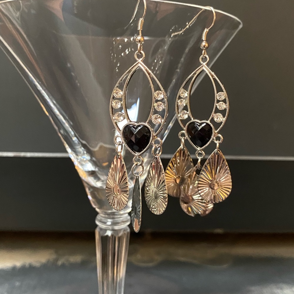 Sliver toned black heart dangle earring